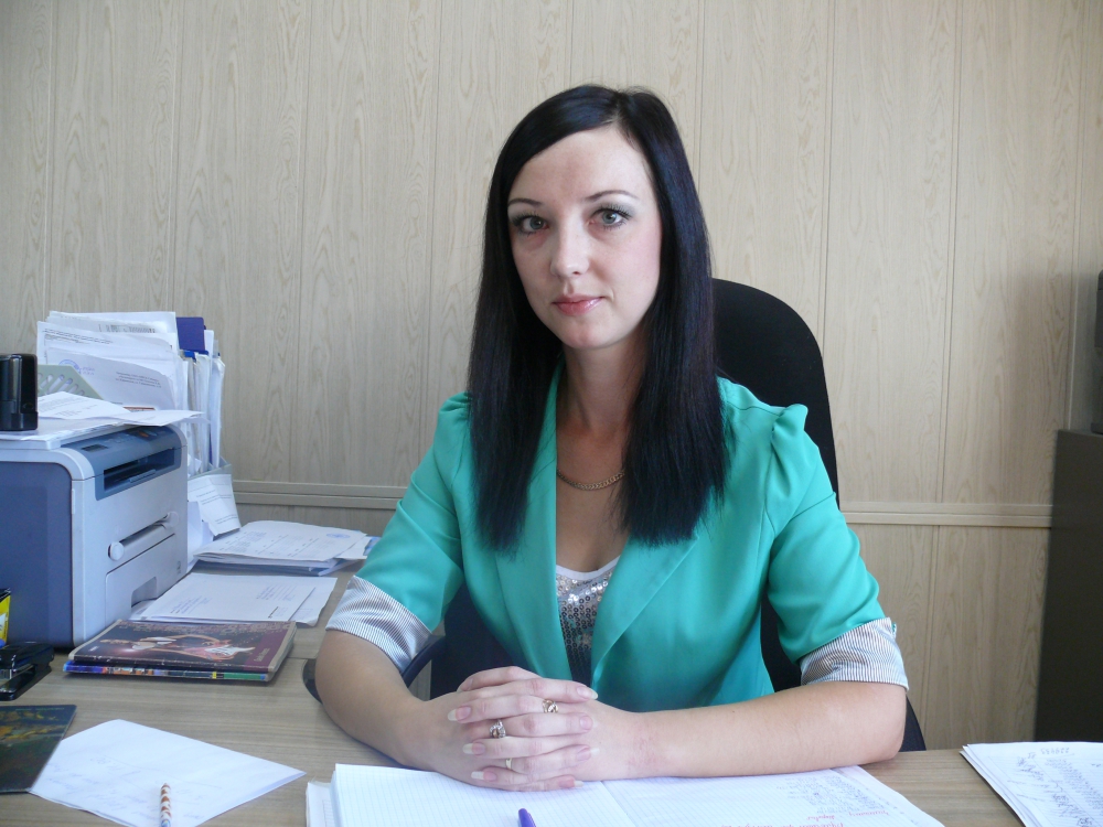 Главный бухгалтер Оксана Олеговна Синюк занимается всеми финансовыми, юридическими и кадровыми вопросами