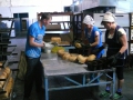 Утренний хлеб вынимают из горячих форм и готовят к отправке в магазин